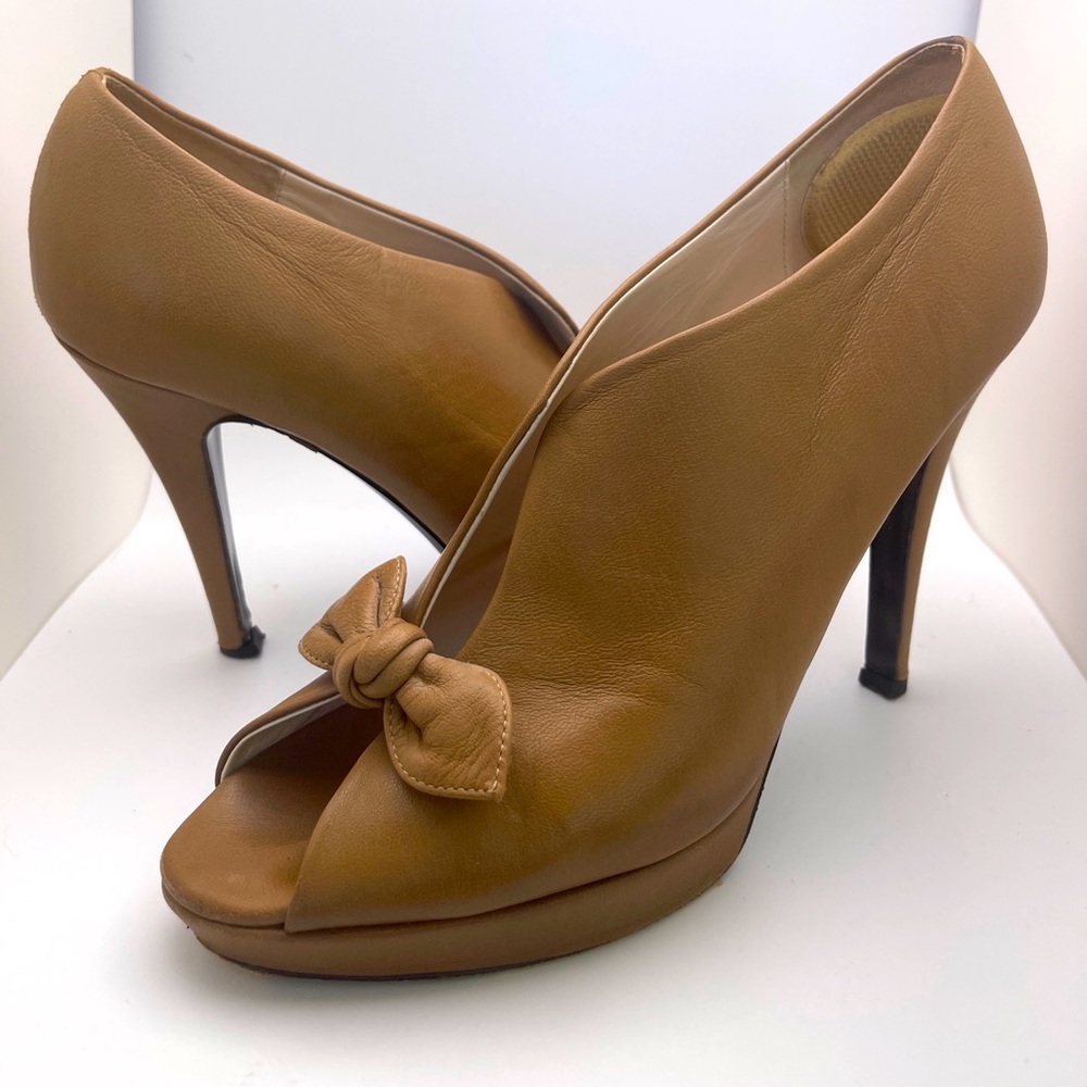 SOLD - Beautiful classic peep toe bootie 4.5” heels
